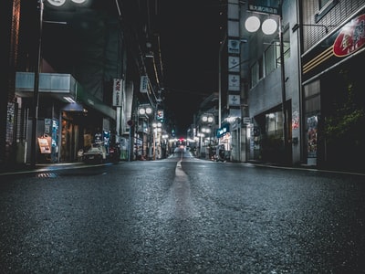 建筑物之间的灰色混凝土道路